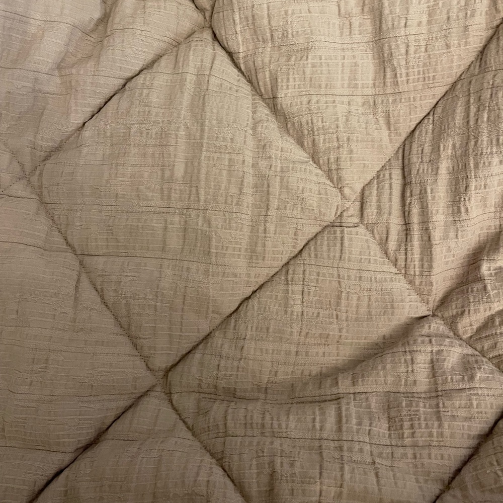 Beddys queen bedding. Brand new. Used one time. It’s the boho style. Cotton